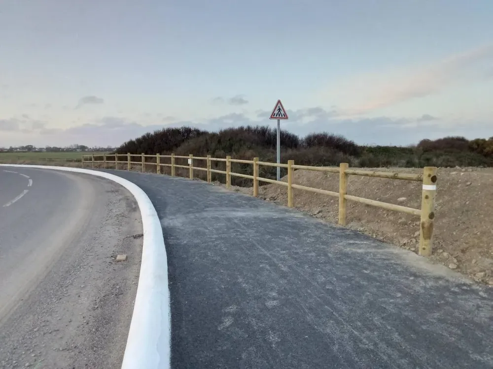 Clôture lisse bois sur poteaux mortaisés anti chute